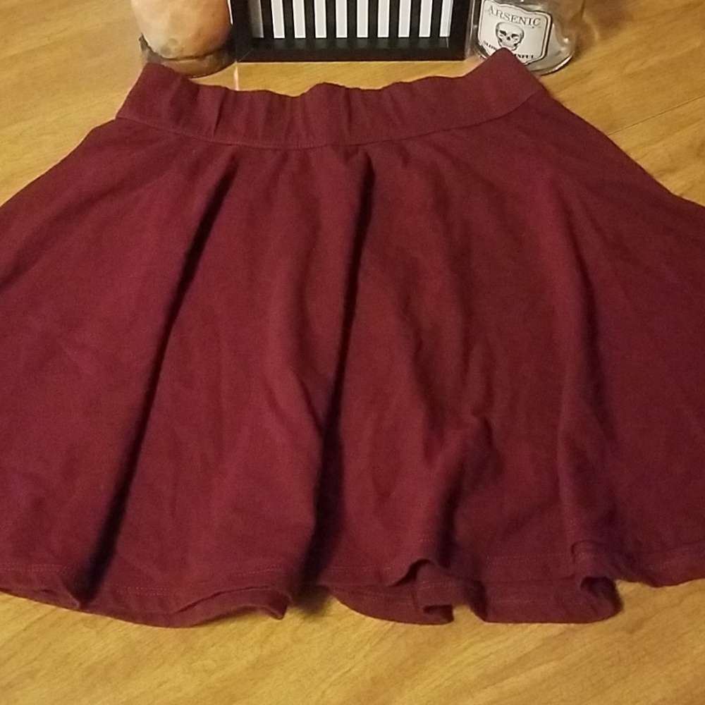 Hollister maroon skater skirt - Picture 2 of 3